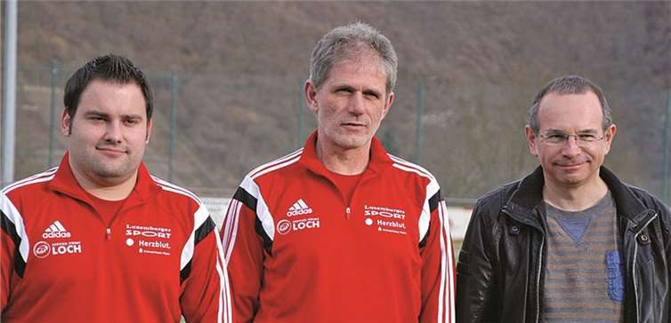 Das Trainerteam Udo Seifert/Timo Uhrmacher sowie der SG-Vorsitzende Klaus Möhlig nach der Vertragsverlängerung. privat