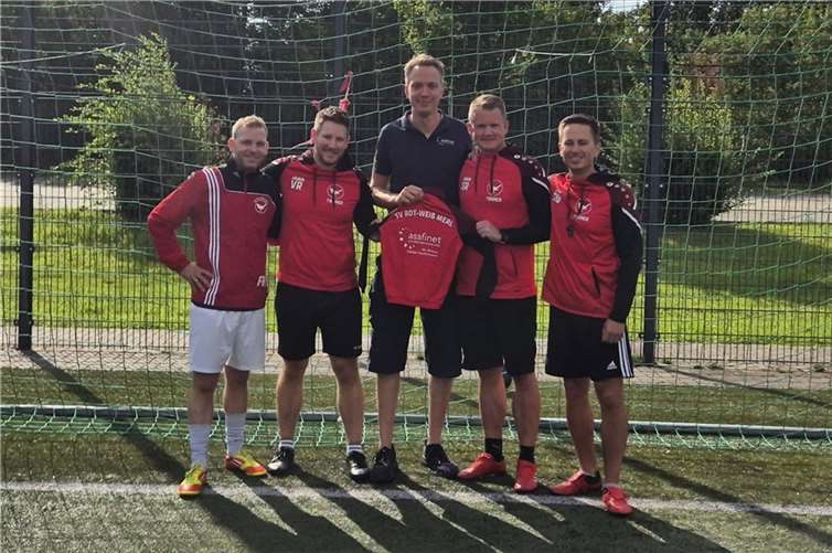 Das Trainerteam der F II-Jugend mit dem Sponsor.  Fotos: privat