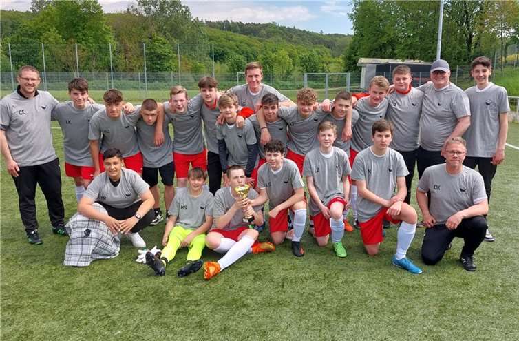 Das Trainerteam ist stolz auf die Leistung der Mannschaft.  Fotos: SV Rot-Weiß Merl