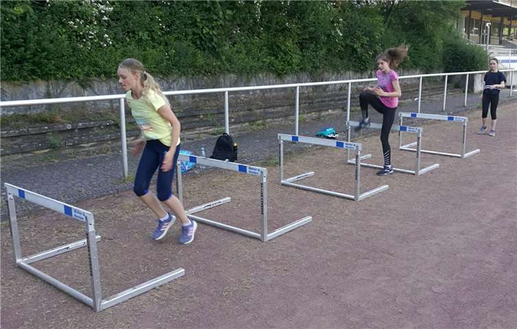 Das Training der Leichtathleten des TV Rheinbach geschieht mit dem nötigen Abstand. Foto: Stefan Gleisner
