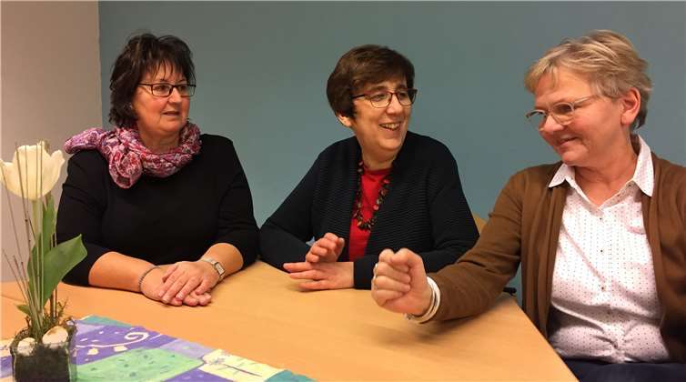Das Trauercafé ist in neuen Händen (von links): Marion Meffert (Trauerbegleiterin), Ursula Monter (Seelsorgerin) und Ute Gilles-Adenauer (Pädagogische Leiterin FBS Linz).Foto: Familienbildungsstätte Linz