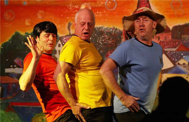 Das Traumschiff Surprise ist gelandet mit Mr. Spuck (Dominik Schäfer)Kapitän Kork (Präsident der KG Berthold Schaefer) und Chefingeneur Schrotty (Erwin Hertel).