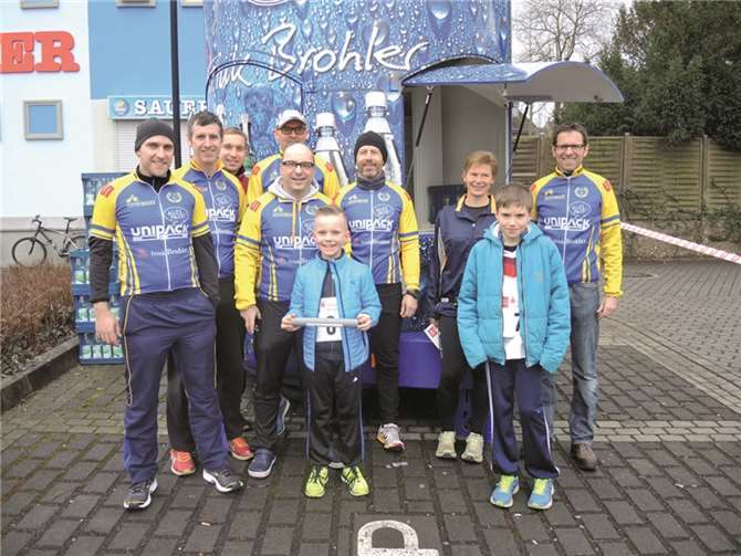 Das Triathlon Team Sinzig inklusive der „kindlichen“ Unterstützung. privat