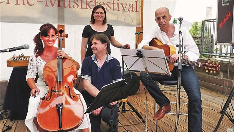 Das Trio „Clouedo“ mit Hausherr Konstantin Thomopoulos (Mitte). SF