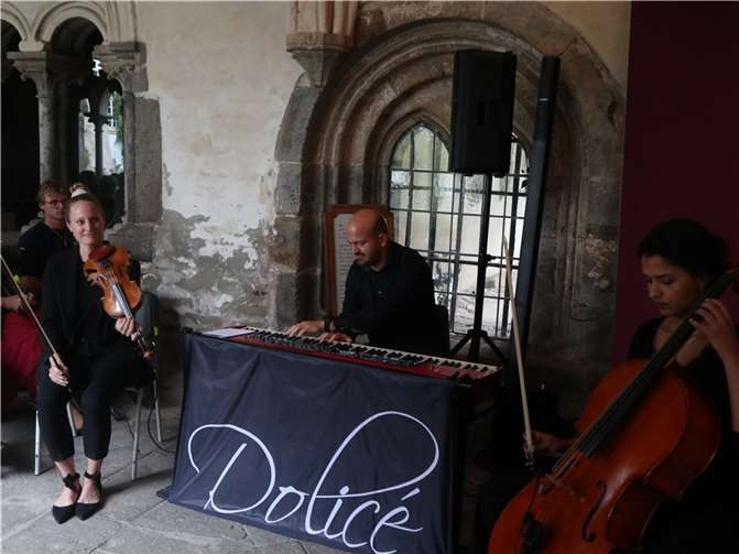 Das Trio Dolicé umrahmte die Feier musikalisch.  Foto: HE