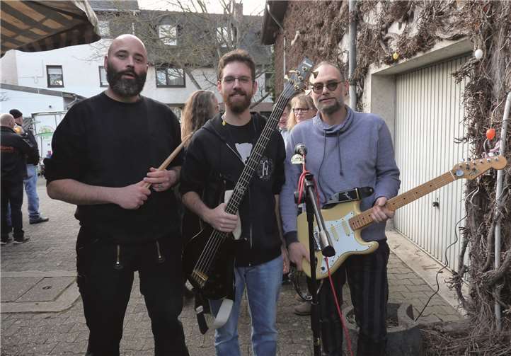 Das Trio „Lava Nit“ aus Bell überraschte die Besucher mit deutscher Rock-Musik.