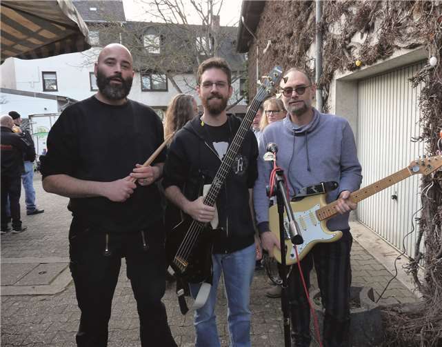 Das Trio „Lava Nit“ aus Bell überraschtedie Besucher mit deutscher Rock-Musik.