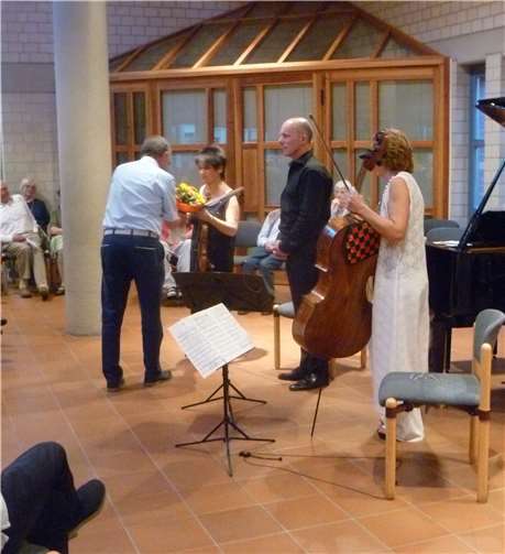 Das Trio bei Blumenübergabe.Foto: privat