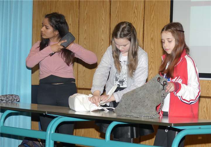 Das Trio der Coolen lebt in einer eigenen Welt, die von Egoismus und Selbstdarstellung ohne Rücksicht auf andere geprägt ist.