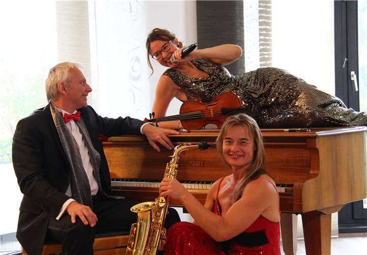 Das Trio sorgt für weihnachtliche Stimmung in der Rheinhalle. Privat