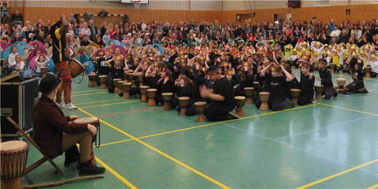 Das Trommelmusical begeisterte nicht nur das Publikum, sondern auch die Mitwirkenden selbst. Fotos: Lindenschule