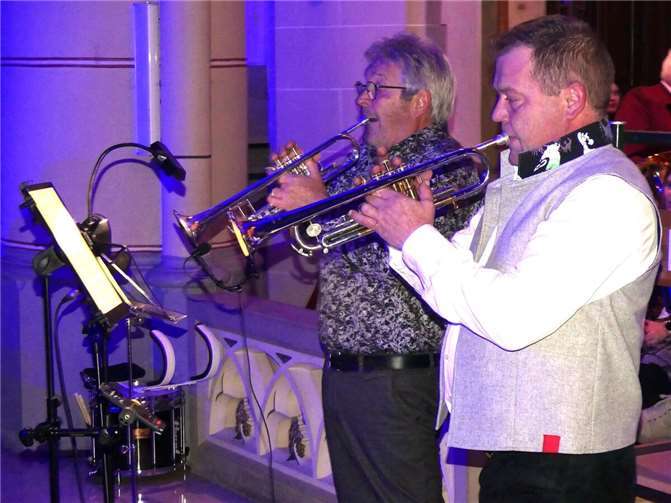 Das Trompetenduo Frank Schinnen und Werner Theisen brachte unter anderem das berühmte „Ave Maria“ trefflich zu Gehör. Fotos: TE