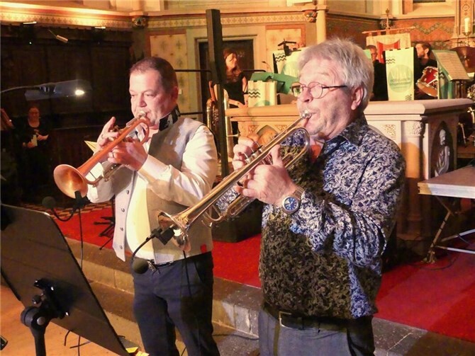 Das Trompeterduo Frank Schinnen/Werner Theisen begeisterte unter anderem mit White Christmas und Heidschi Bumbeidschi.