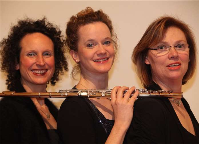 Das Tschida-Ensemble, bestehend aus Alexandra Tschida (Sopran), Britta Bauer (Querflöte) und Ilse Kösling (Klavier), tritt mit einem wundervoll besinnlichen Programm aufprivat