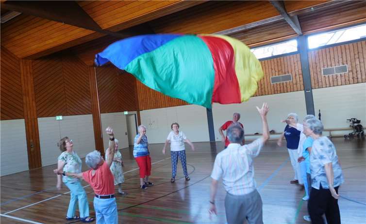 Das Tuch hoch fliegen zu lassen, den Ball entlang des Tuches rollen zu lassen oder mit Schwung auf das Tuch der anderen Gruppe zu werfen, bereitete allen viel Spaß.Foto: privat