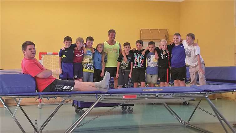 Das Turnen auf dem Trampolin machte den Fußballern viel Spaß. privat