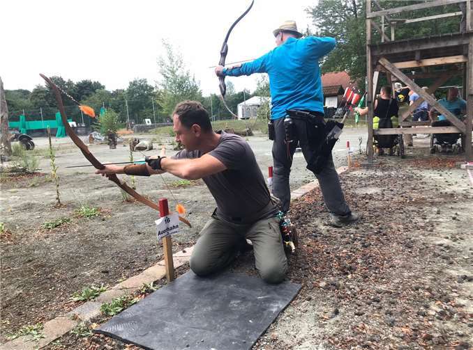 Das Turnier am Sonntag war das Highlight des Wochenendes. Die Teilnehmer mussten aus allen möglichen und unmöglichen Positionen ihr Können unter Beweis stellen.Quelle: Bogenschützen Rheinbach e. V.