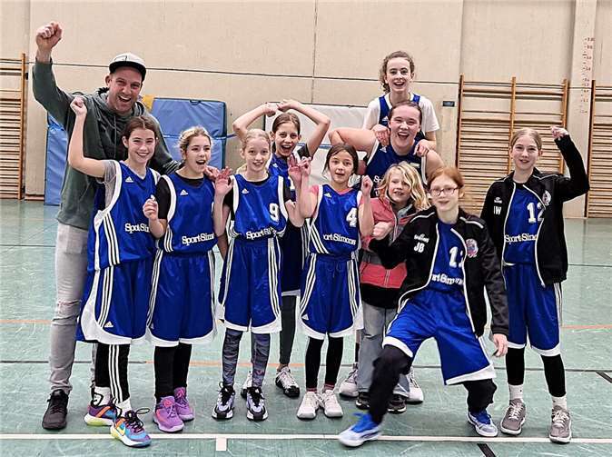 Das U 14 Mädchenteam des TuS Treis-Karden mit Trainer Beni Keifenheim. Foto: privat