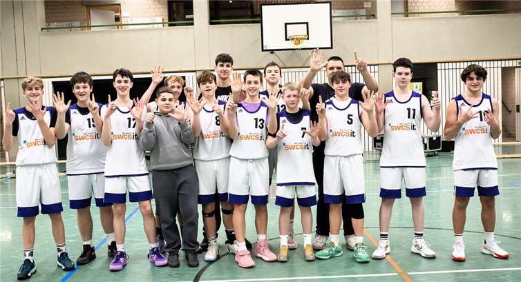 Das U 16 Team des TuS Treis-Karden mit Trainer Edo Hotic zeigt nach dem Spiel gegen Neustadt/Wied den 6. Sieg im 6. Spiel an. Foto: Lisa Ferrlein