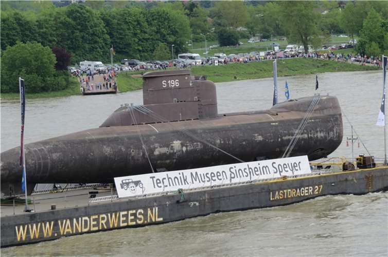 Das U-Boot auf dem Rhein vor dem Fähranleger Bad Hönningen. Foto: Andreas Kraus