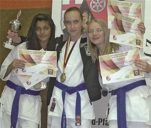 Das U14 Team mit Priti, Lea und Anna-Lena.privat