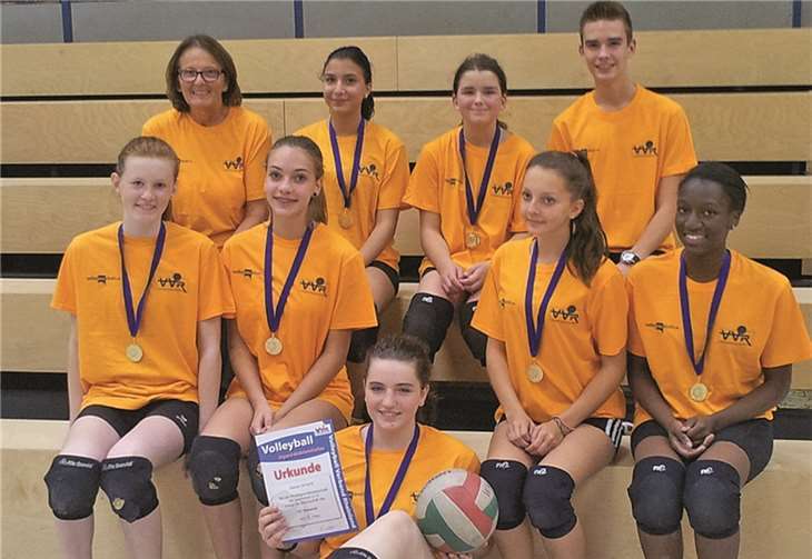 Das U16-VCN77-Team: Trainerin Cornelia Weigel (o.v.l.), Zeynep Colak, Thea Monzen, Co-Trainer Fabian Mohr; unten von links: Lisa Spindler, Pauline Mohr, Marie Köfer, Katharina Freund und Jennifer Tevi. privat