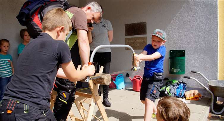 Das Üben mit der Säge stand auch auf dem Programm.