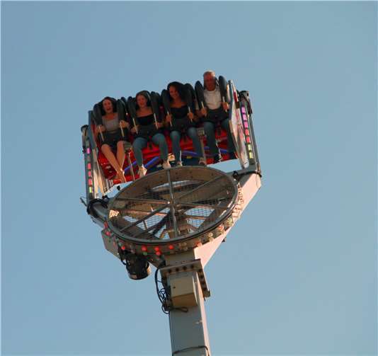 Das Überkopf-Fahrgeschäft „No Limit“ versetzt seinen Fahrgästen den absoluten Adrenalinkick.