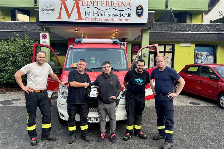 Das Übungsgerät ermöglicht es den Einsatzkräften, den Umgang mit einem AED praxisnah zu trainieren. Foto: Marlon Wagner