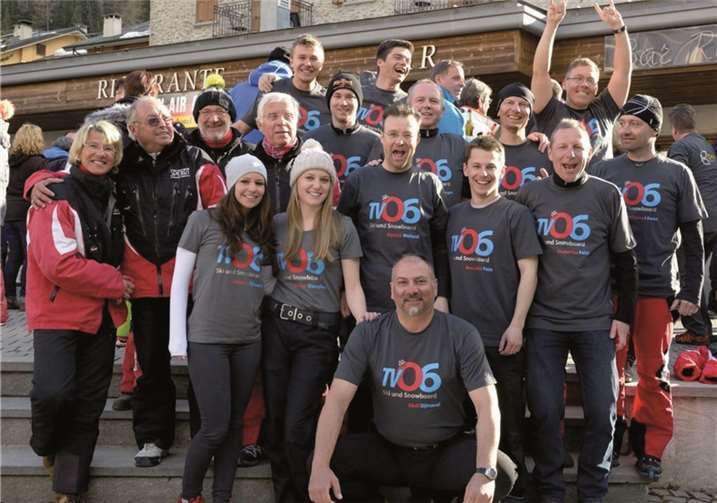 Das Übungsleiterteam des TV 06 präsentiert sich stolz in den neuen T-Shirts der Abteilung, gesponsert von der Firma bonnbackup.privat