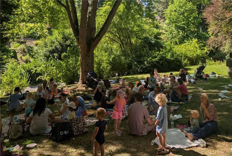 Natur und Wasserforscher“ in Vallendar  Das Ufer der Meerbach am Minigolfplatz in Vallendar verwandelte sich in ein lebendiges Entdeckerparadies.  Fotos: privat