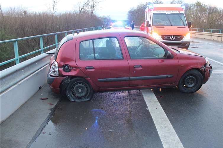 Das Unfallfahrzeug musste abgeschleppt werden. Foto: PI Andernach
