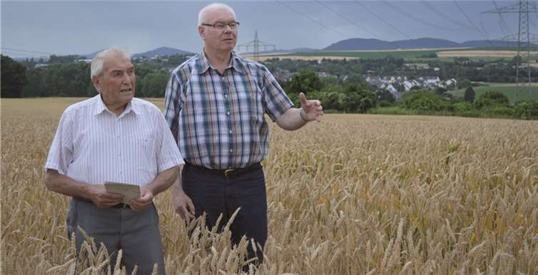Das Unglücksfeld in Miesenheim: Der 82-jährige Augenzeuge Kastor Blum (l.) und Friedel Sauerborn blicken in Richtung der Stelle, wo die Tragödie geschah. Kristina Blum