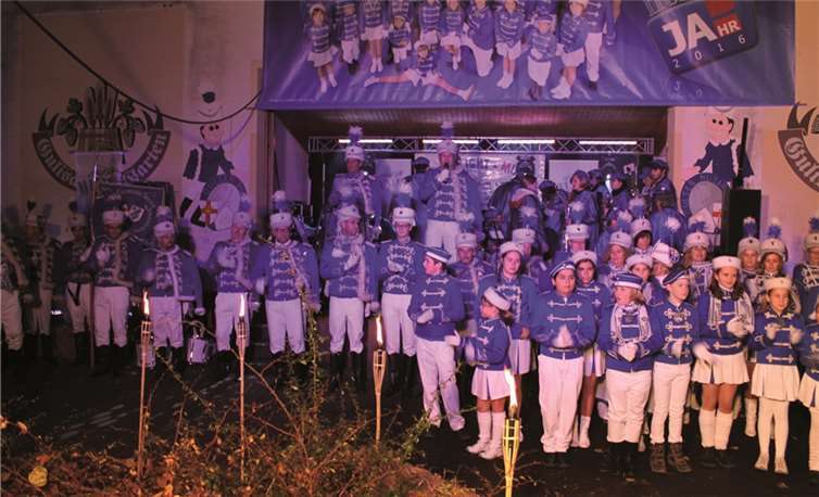 Das Uniformiertencorps der Husaren auf dem als Biwak hergerichteten Festplatz. Gülser Husaren