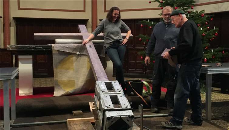 Das Untergerüst wird für die Aufführungen in die Bühne eingelassen.Fotos: privat