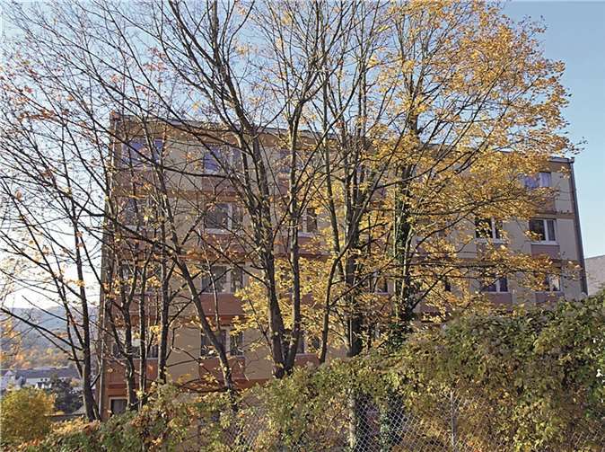 Das Unterkunftsgebäude an der Ecke Otto-Balzer-Straße/ Fliederweg: angeblich beginnt dort die Belegung mit bis zu 300 Flüchtlingen, dann sollen Lehrsaalgebäude und der Komplex an der Alten Kemmenauer Straße folgen. Das Gebäude ist noch das „neueste“ aus dem Ensemble – trotzdem war der Bundeswehr schon vor mehr als zehn Jahren eine Sanierung zu teuer. Willi Willig