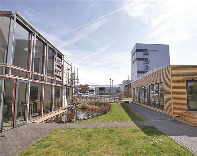 Das Unternehmen Eckel - hier das Firmengelände mit der „Holzbox“ (r.) - erwartet in diesem Jahr 25 Millionen Euro Umsatz.