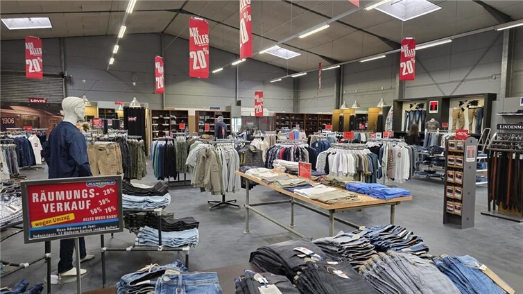 Das Unternehmen, im Umkreis von rund 50 km der größte Jeans-Anbieter, konzentriert sich auf ein Sortiment, das sich rund um das Thema Denim und Freizeitmode dreht.