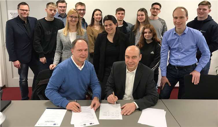 Das Unternehmen und die Schule freuen sich auf eine intensive Zusammenarbeit. Foto: IHK Kolenz