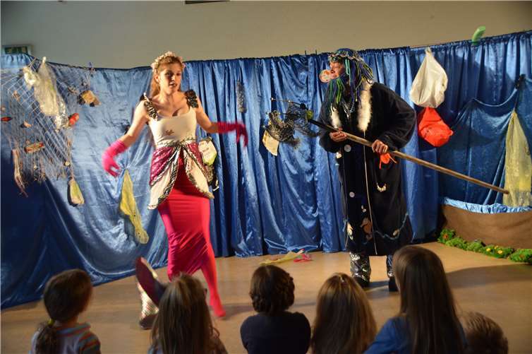 Das Unterwasserreich des Meereskönigs ist vermüllt. Aber die Nixifee hat eine fixe Idee... Fotos: BE