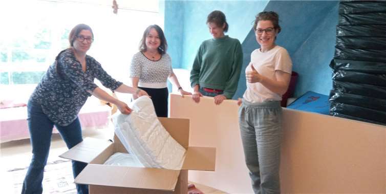 Das Utamara-Team freut sich über die neuen Matratzenbezüge. Foto: privat