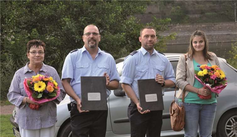 Das VG-Führungsduo Michael Mosig (l.) und sein Vertreter Tobias Elwig, umrahmt von ihren „besseren Hälften“, die zum Dank für die langjährige Unterstützung ihrer Männer mit einem Blumengeschenk geehrt wurden.privat