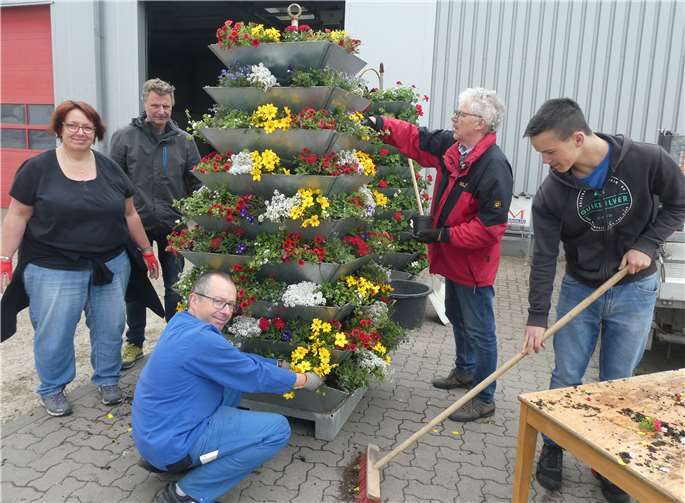 Das VVV-Team bei der Bepflanzung der Blumenpyramiden.Foto: Jürgen Grab