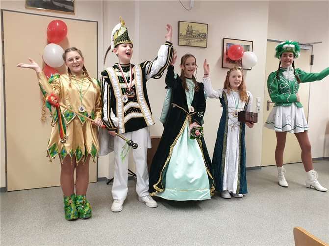 Das Vallendarer Prinzenpaar mit Gefolge besuchte den Seniorentreff.  Fotos: Seniorentreff Niederwerth