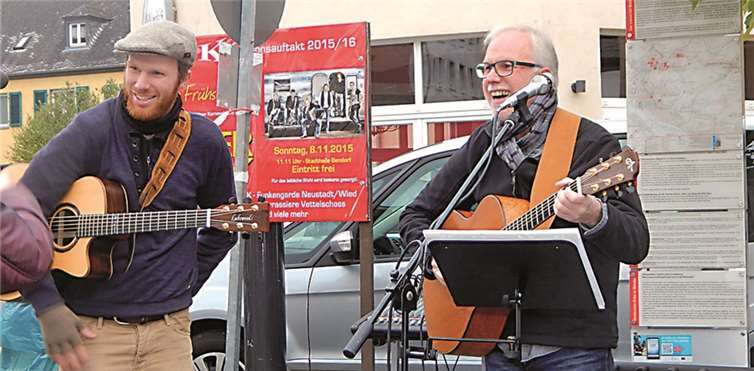 Das Vater und Sohn-Duo Becker & Becker aus Bendorf sorgte für gute Stimmung auf dem Wochenmarkt.