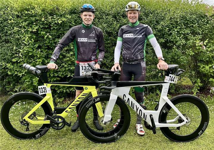 Das Vater-und-Sohn Gespann Niklas (l.) und Jörg Schütz stand erstmals gemeinsam am Start einer Triathlon Mitteldistanz in St. Pölten/Niederösterreich. Foto: Leonie Längricht