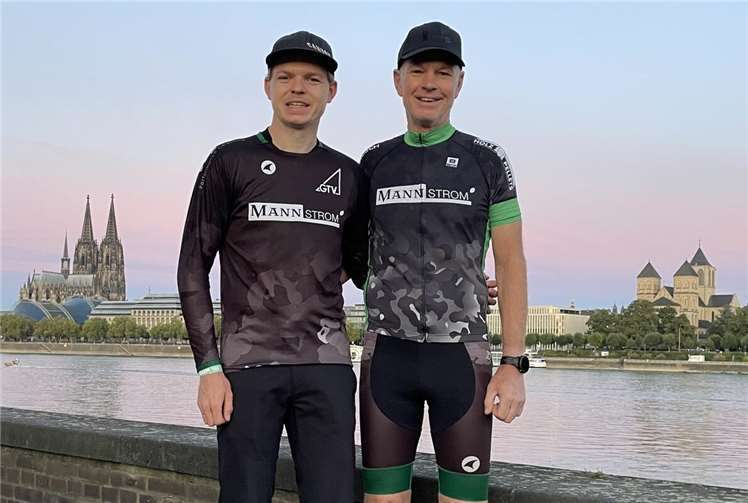 Vater Jörg und Sohn Niklas Schütz erfolgreich bei Mitteldistanz Triathlon in Köln Das „Vater-und-Sohn-Gespann“ Niklas (li) und Jörg Schütz hat wieder zugeschlagen. Diesmal waren beide auf der Mitteldistanz des Köln Triathlon unterwegs und lieferten ein tolles Ergebnis ab! Foto: Leonie Längricht