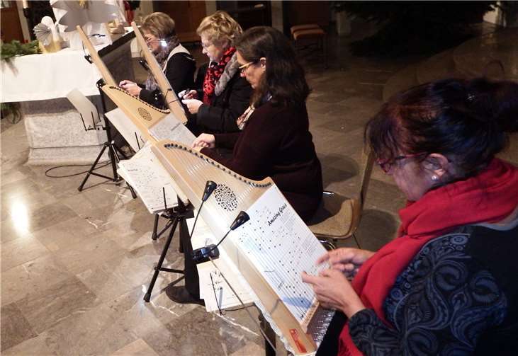 Das Veehharfenorchester erfüllte die kath. Kirche in Nauort mit zarten musikalischen Klängen.