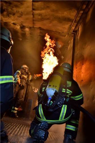 Das Ventil einer brennenden Gasflasche muss geschlossen werden. Die Flasche wird gekühlt.  Fotos: M.Lemgen