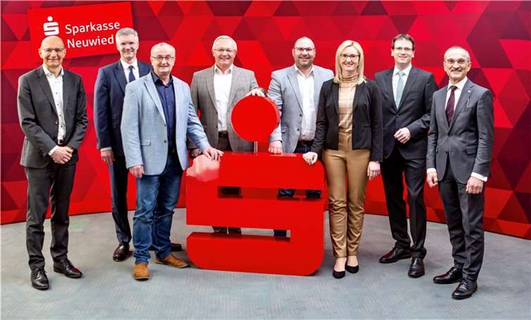 Das Veranstalterteam und die Vertreter der Sparkasse Neuwied freuen sich, dass der diesjährige Empfang der Wirtschaft erstmals wieder ohne gesundheitliche Auflagen stattfinden kann. V.l. Gerhard Grün und Thomas Paffenholz (Sparkasse Neuwied), Markus Dahmen (Kreishandwerkerschaft Rhein-Westerwald), Landrat Achim Hallerbach, Christoph Link (Rhein-Zeitung), Kristina Kutting (IHK-Regionalgeschäftsstelle Neuwied), Harald Schmillen (Wirtschaftsförderungsgesellschaft), Dr. Hermann-Josef Richard (Sparkasse).  Foto: Sparkasse Neuwied